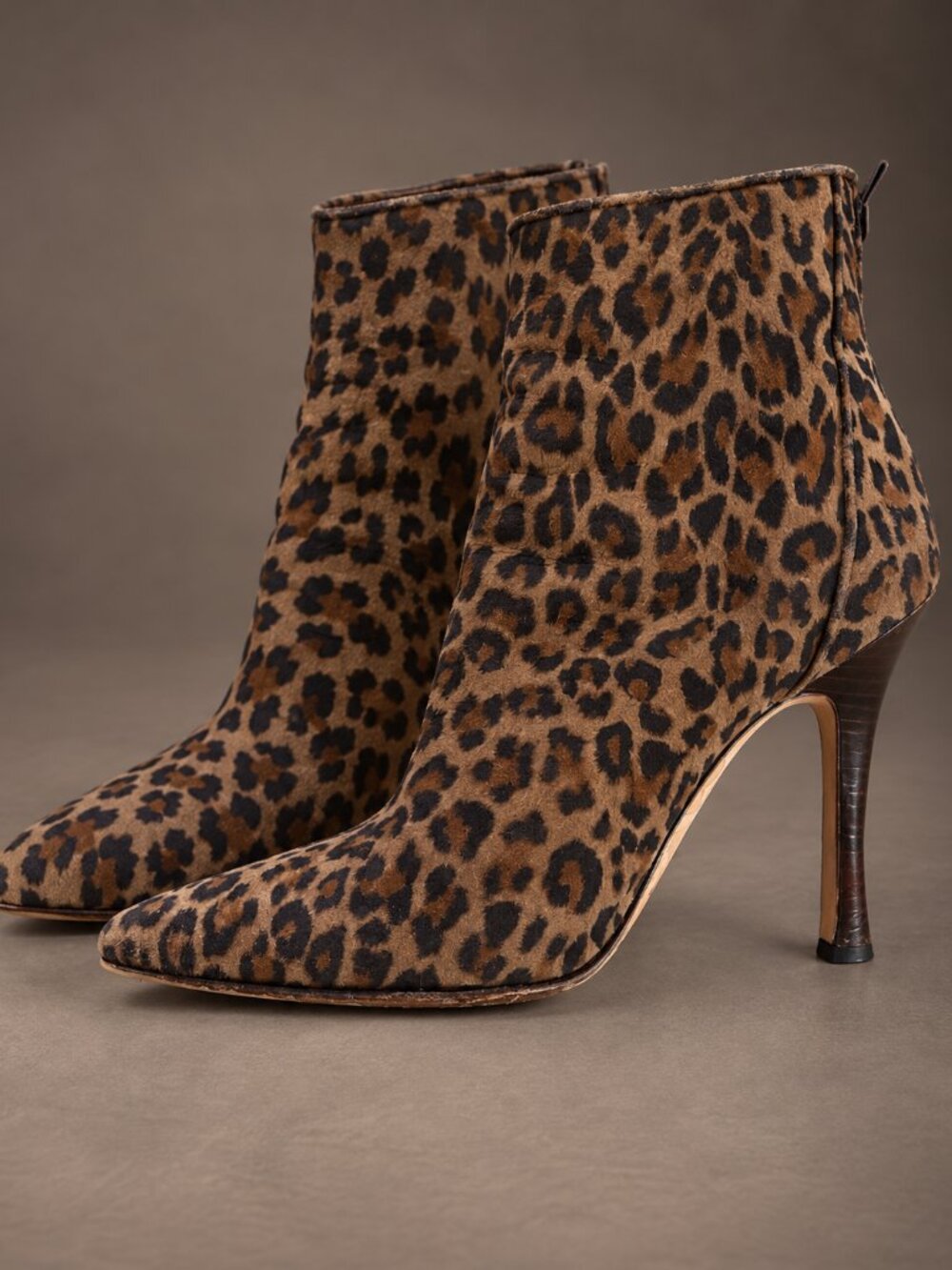 Manolo Blahnik Leopard Suede Ankle Boots Pointed Toe Stiletto Back Zip Italy 35